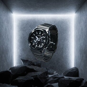 G-Shock GST-B1000BD-1A 悬浮于混凝土展示空间的深色岩石之上，彰显其黑色不锈钢结构。