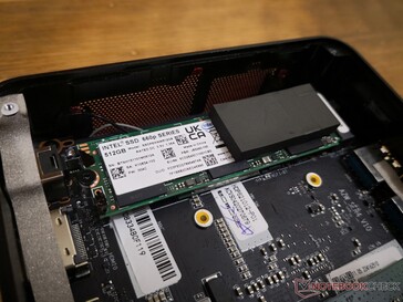 主要的M.2 PCIe3 x4 2280插槽，带隔热垫