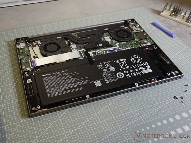 宏碁 Swift 16 内部的两个风扇和热管