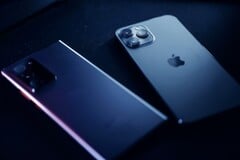 售出的智能手机中,几乎每两部就有一部来自 Apple 或 Samsung。