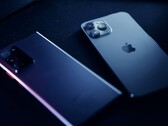 售出的智能手机中，几乎每两部就有一部来自 Apple 或 Samsung。