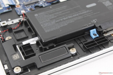 靠近机箱前角的向下发射立体声扬声器
