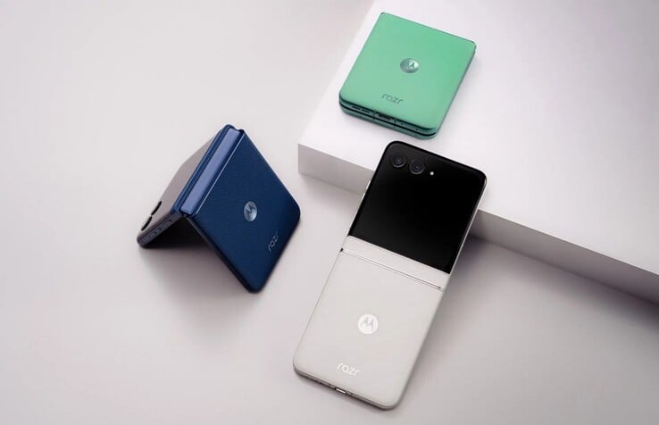 摩托罗拉 Razr 60 有 Pantone Gibraltar Sea、Pantone Spring Bud 和 Pantone Lightest Sky 三种配色（图片来源：摩托罗拉）