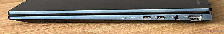 右：2 个 USB-C 4.0（带 Thunderbolt 4（40 GBit/s）、DisplayPort、Power Delivery）、3.5 毫米音频、HDMI 2.1