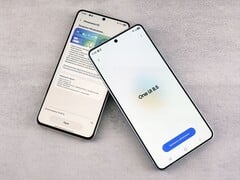 两部三星Galaxy智能手机显示软件更新界面