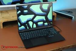 XMG Core 15 M24，由全球货运公司提供