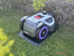 Anthbot M9 Pro 位于其充电站上。