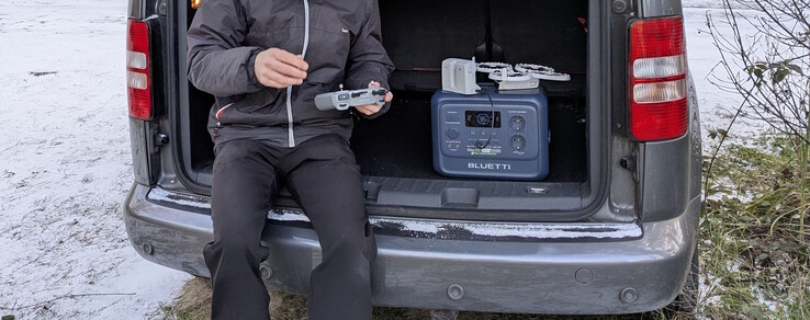 在旅途中为无人机电池充电