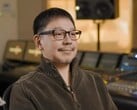 坂本仁在他 2002 年创立的工作室 Basiscape 的混音台前。