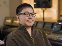 坂本仁在他 2002 年创立的工作室 Basiscape 的混音台前。