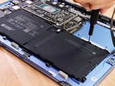 Surface Pro 9明显比它的前辈们更容易维修。(图片来源：iFixit)