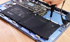 Surface Pro 9明显比它的前辈们更容易维修。(图片来源：iFixit)