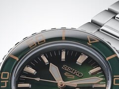 Seiko 5 Sports SKX HDB005 特写,突出其深绿色表盘