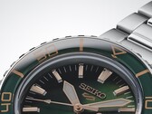 Seiko 5 Sports SKX HDB005 特写，突出其深绿色表盘