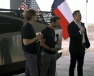 埃隆-马斯克（Elon Musk）乘坐 Cybertruck 参加特斯拉锂精炼厂的宣布仪式（图片：特斯拉