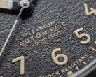 Timex Expedition Field Post Titanium 腕表的特写镜头，展现其带有阿拉伯数字的纹理黑色表盘、夜光指针和时标，以及日期窗口。