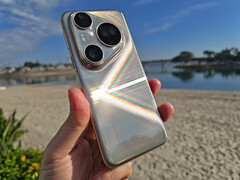 Pura 80 Ultra 采用高光表面处理，非常容易沾染指纹。好在华为提供了保护套。(图片来源：Notebookcheck）