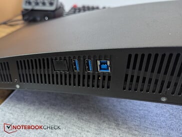 输入接口：2个USB-A接口，1个用于KVM功能的USB-B上游接口