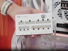 Thermaltake Dockpower FI 电源的 Dock 模块。