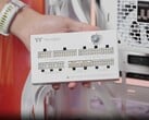 Thermaltake Dockpower FI 电源的 Dock 模块。