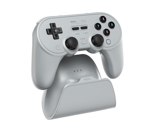8BitDo Pro 3 配备了一个可容纳 2.4GHz 适配器的充电底座。(图片来源：8BitDo）