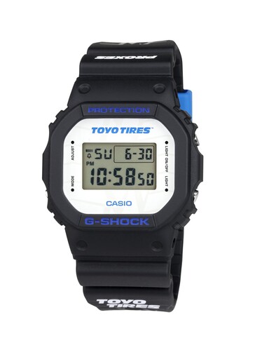 白色表盘上醒目地印有东洋轮胎品牌，蓝色字母与经典的方形 G-Shock 设计形成鲜明对比。