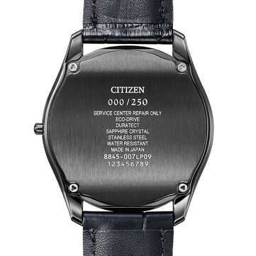 Citizen Eco-Drive One AQ5025-04N 的背面视图,展示其拉丝黑色表背、限量版编号和镌刻的规格信息。