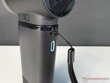 背面的 USB-C 接口和腕带