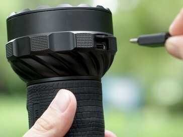 Olight Marauder 3 双向 USB-C 接口可用于为手机和其他电子设备反向充电。