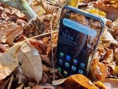 Oukitel WP60 的 7.2 英寸屏幕几乎比其他任何手机都大，但电池续航时间仍然很长。