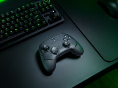 桌面上显示的 Razer Wolverine V3 Pro 8K PC 无线控制器（图片来源：Razer PR）