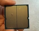 一位用户分享了其搭配华擎主板的 Ryzen 9 9950X3D CPU 出现凸起的图片。(图片来源：Reddit 上的 I_fliu）
