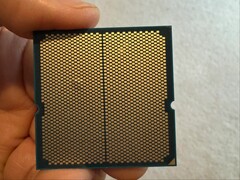 一位用户分享了其搭配华擎主板的 Ryzen 9 9950X3D CPU 出现凸起的图片。(图片来源：Reddit 上的 I_fliu）