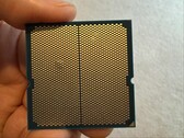 一位用户分享了其搭配华擎主板的 Ryzen 9 9950X3D CPU 出现凸起的图片。(图片来源：Reddit 上的 I_fliu）