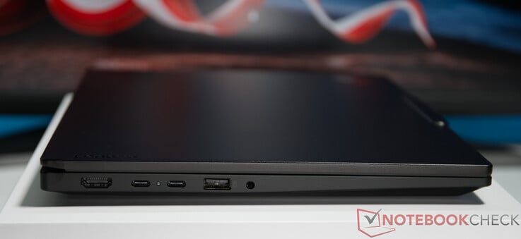 接口：HDMI 2.1，最高支持 4K/60Hz；2 个 USB-C 接口（USB4 40Gbps），支持 USB PD 15–65W 及 DisplayPort 1.4a； 1 个 USB-A 接口（USB 10 Gbps），支持“始终在线”功能，1 个耳机/麦克风组合插孔（3.5 毫米）