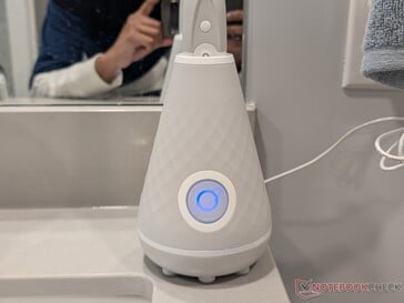 徽标亮起，显示牙刷已停靠。