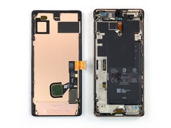 谷歌已经开始发布免费的Pixel 7系列维修手册。(图片来源：iFixit)