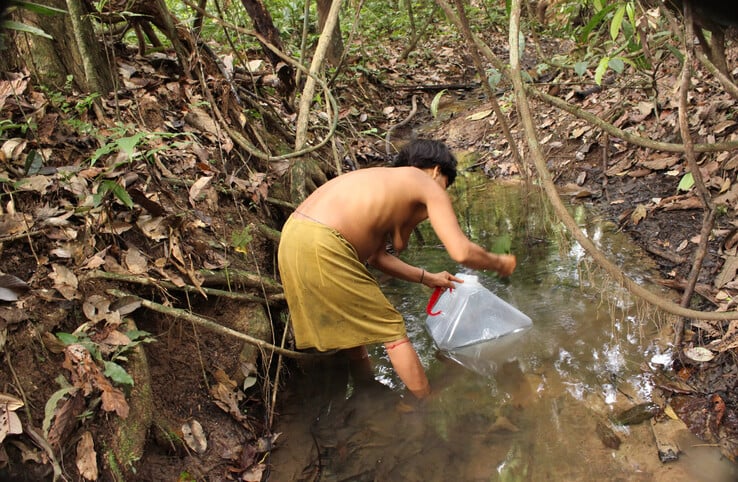 从河里打水的妇女（图片：雅诺马米基金会）