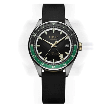 Timex Atelier GMT Première M1a,配备黑色表盘、绿色24小时GMT刻度环和黑色NBR橡胶表带。