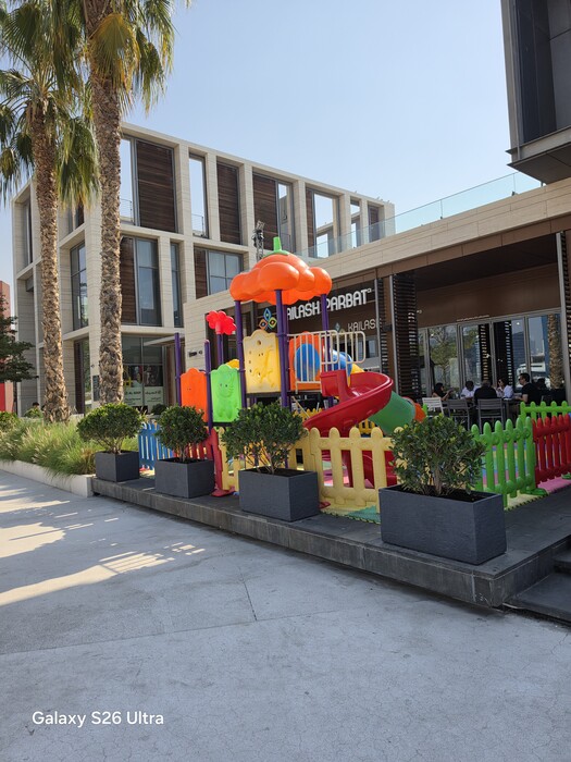 Galaxy S26 Ultra 拍摄的 2400 万像素照片，提供全分辨率。