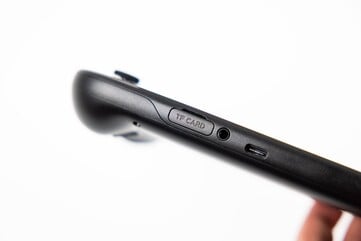 Retroid Pocket 6 有一个 TF 卡插槽，可用于添加更多存储空间。(图片来源：Retroid）