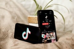 TikTok 应用程序（图片来源：Collabstr、Unsplash）