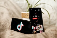 TikTok 应用程序(图片来源:Collabstr、Unsplash)