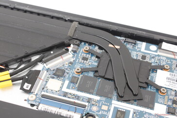 焊接式 LPDDR5x 内存模块紧贴处理器