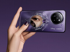 小米在 CIVI 4 Pro 背面嵌入了一个小型镜面元素，这是与迪士尼的最新合作。(图片来源：小米）