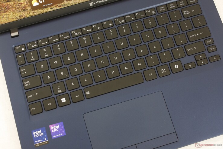 按键反馈与 HP EliteBook 几乎一样清晰，而点击板（约 11 x 5.8 厘米）包括集成的鼠标按钮