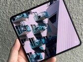 iPhone 可折叠手机可能采用不同的显示屏比例。图：Oppo Find N2（图片来源：Andrew Cheng, Nextrift）