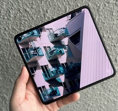 iPhone 可折叠手机可能采用不同的显示屏比例。图：Oppo Find N2（图片来源：Andrew Cheng, Nextrift）