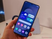 图片中显示的是评测者手中持有的Galaxy S25 FE 