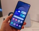 图片中显示的是评测者手中持有的Galaxy S25 FE